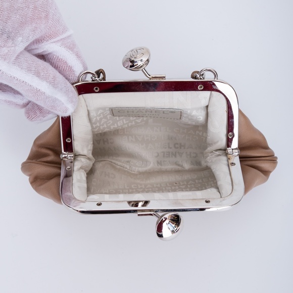 CHANEL LAMBSKIN BEIGE CC KISS LOCK EVENING CLUTCH (2004) TIMELESS - Picture 4 of 7